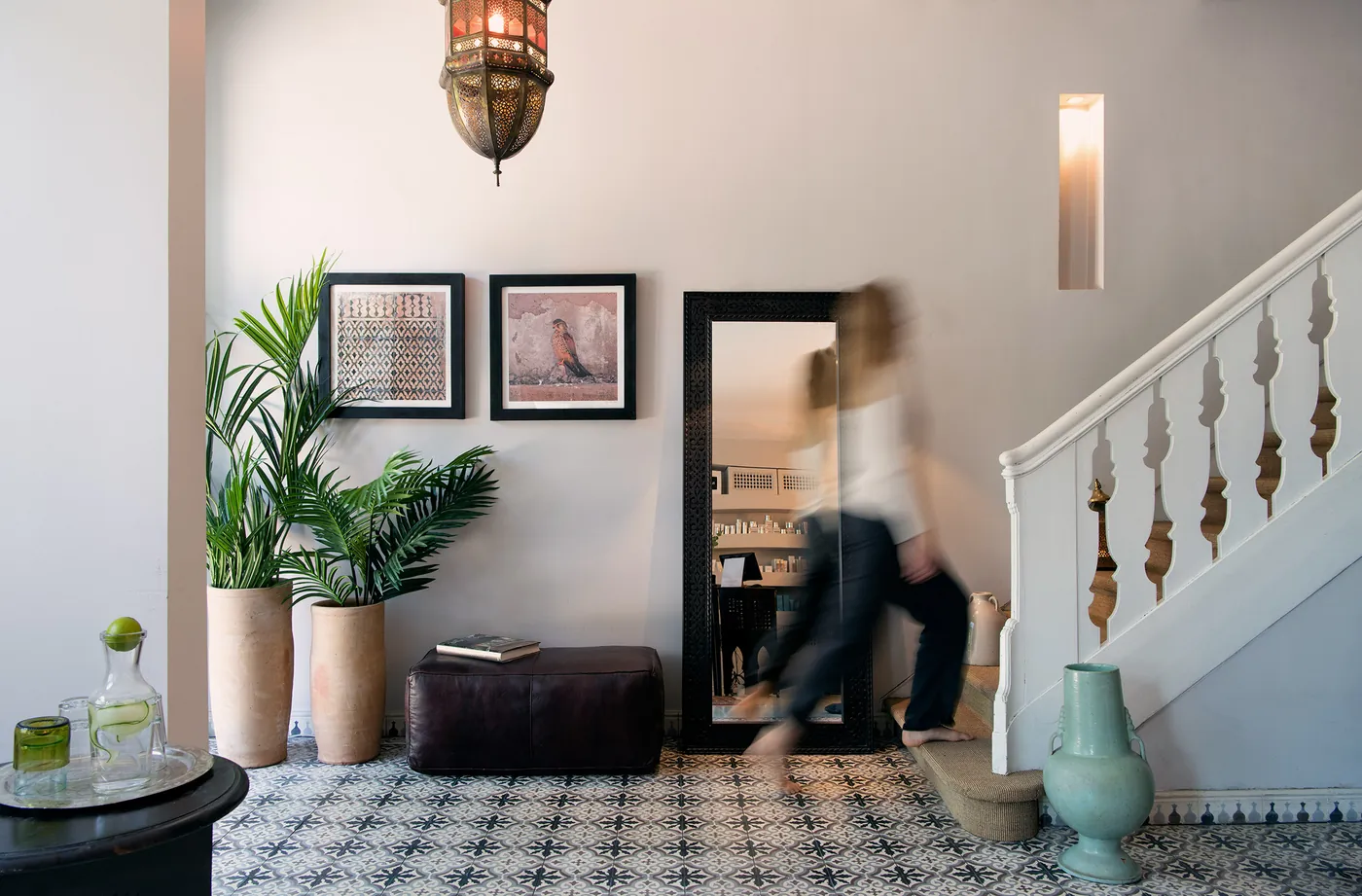 Resepsjonsomr&aring;det med mosaikkgulv, planter og speil